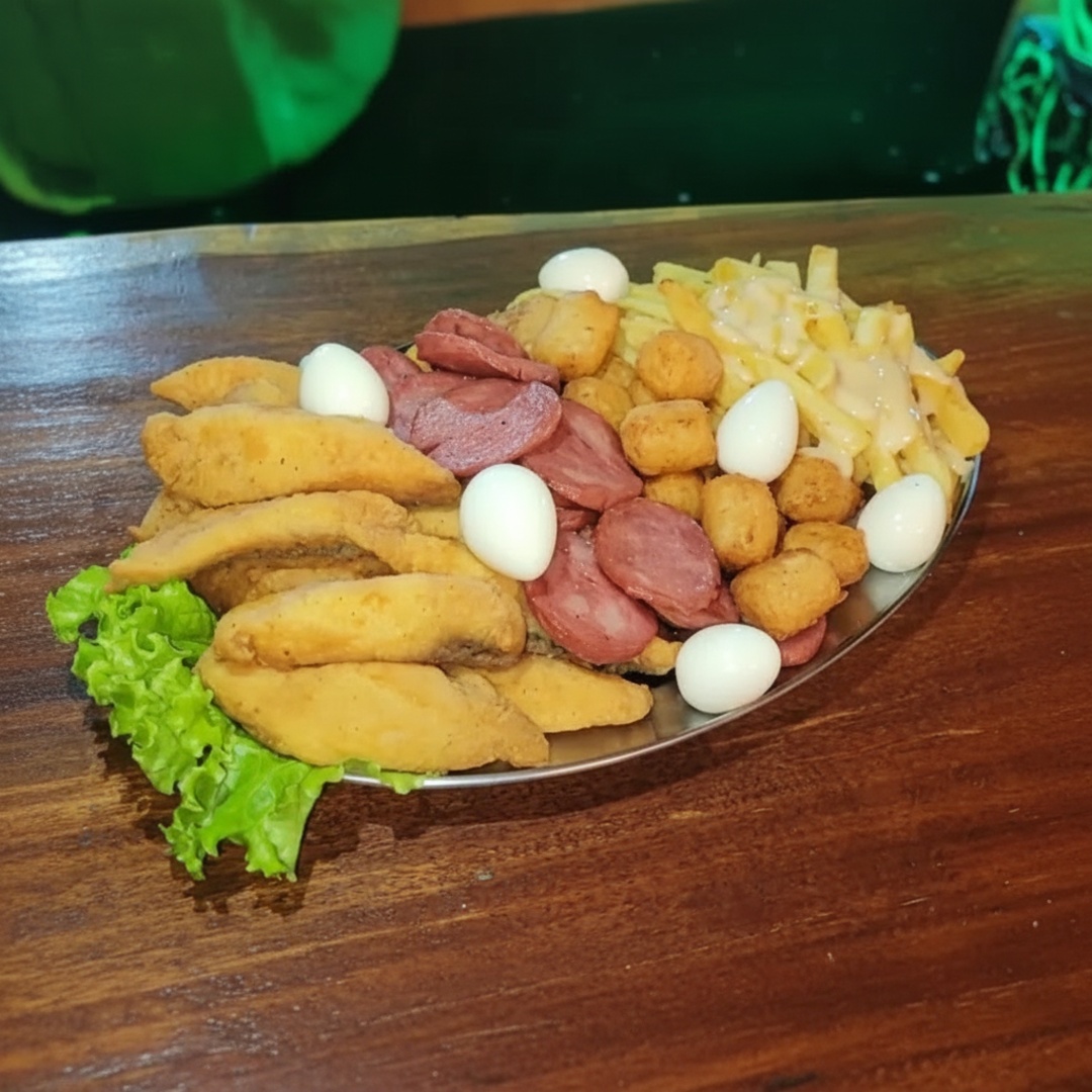 Porção de 800g com filé de tilápia, mandioquinha, ovo de codorna, linguiça calabresa e batata frita com queijo.