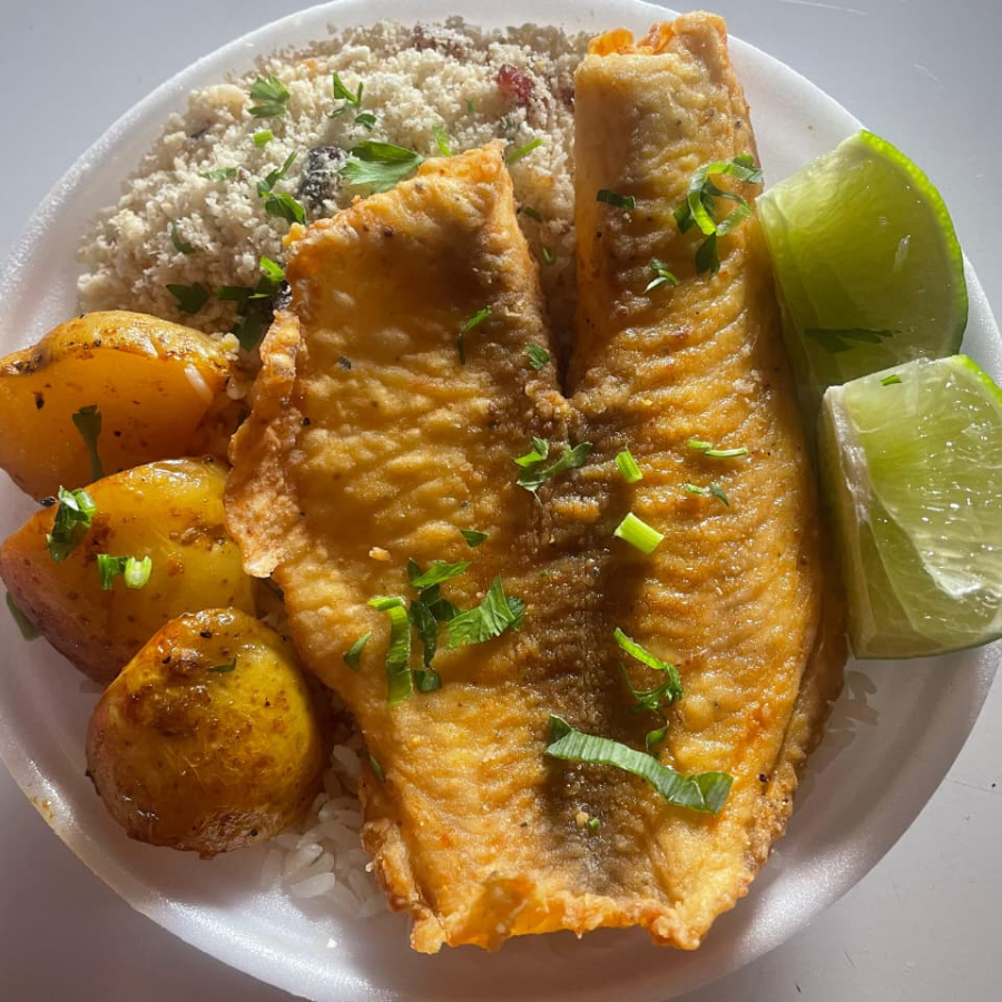 Acompanha: Arroz, feijão, farofa crocante e mais um acompanhamento á escolha.