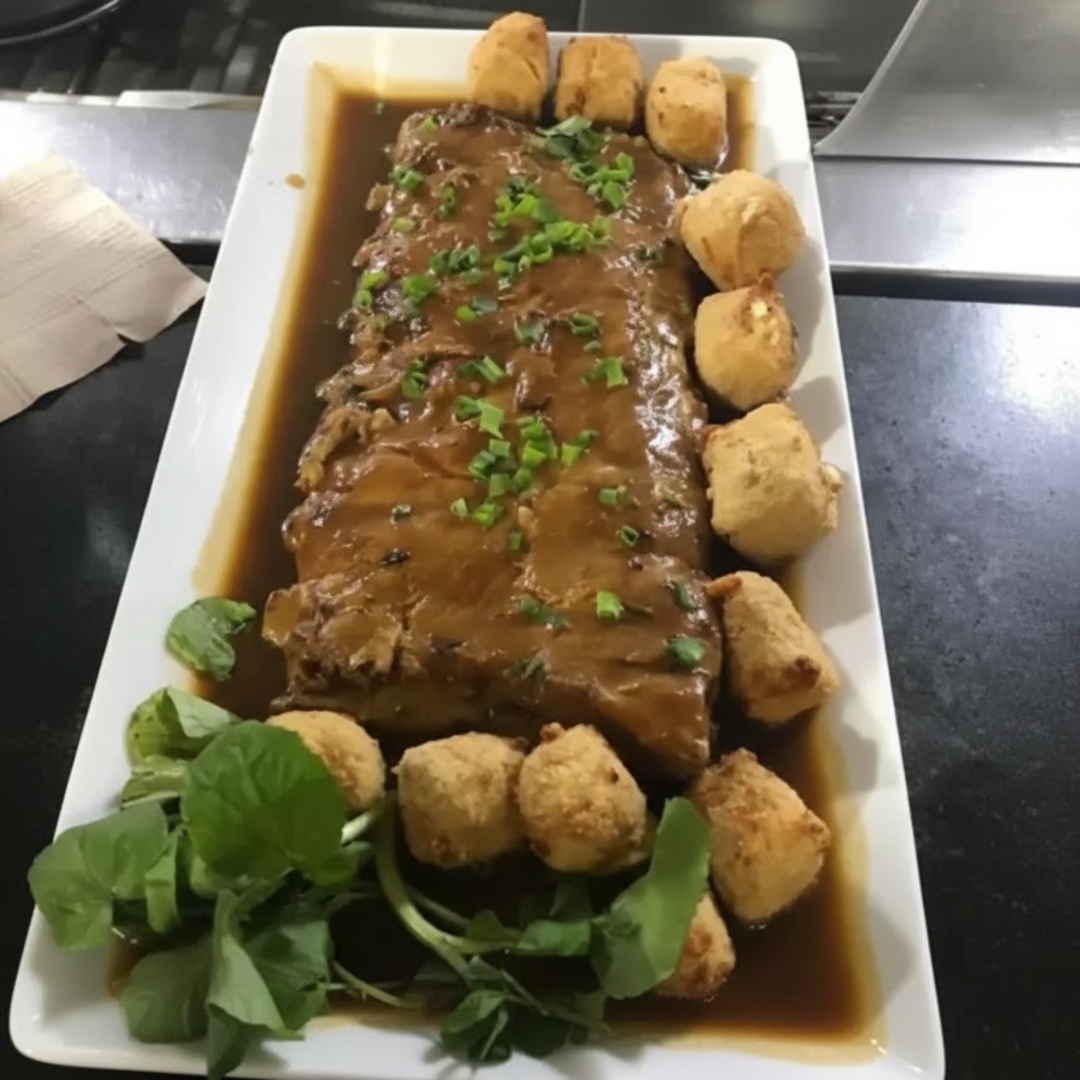 Costela suína assada no molho de rapadura com cachaça, servida com pacha de queijo minas. Não acompanha arroz. Obs.: Nossas marmitas são seladas para impedir o vazamento.