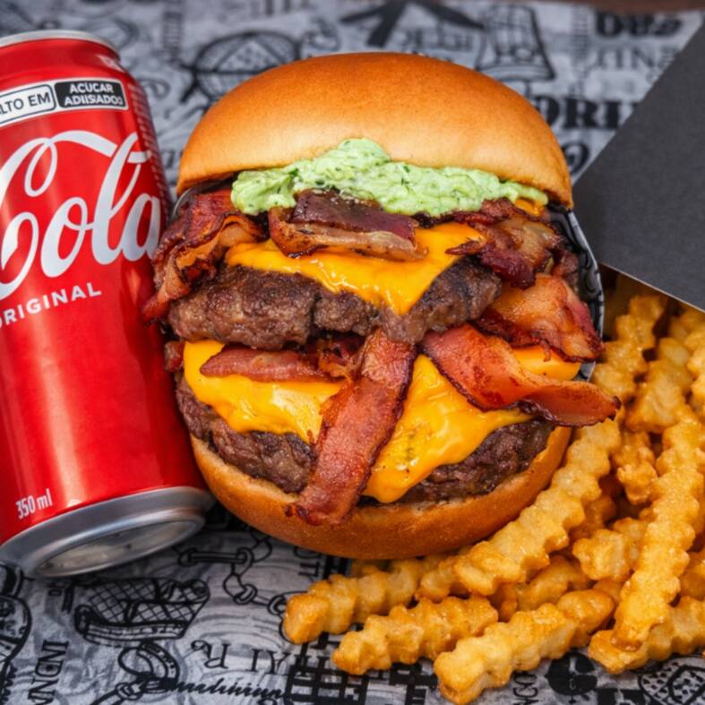 2 carnes bovina de 150g, pão brioche selado, dobro de queijo cheddar derretido e o dobro de bacon crocante uma verdadeira obra prima do sabor ! + bebida +uma porção de batata Crinkle