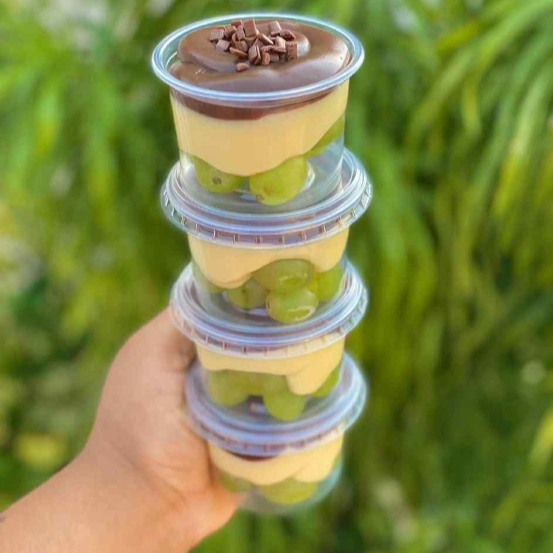 creme de ninho , uvas verdes e brigadeiro cremoso