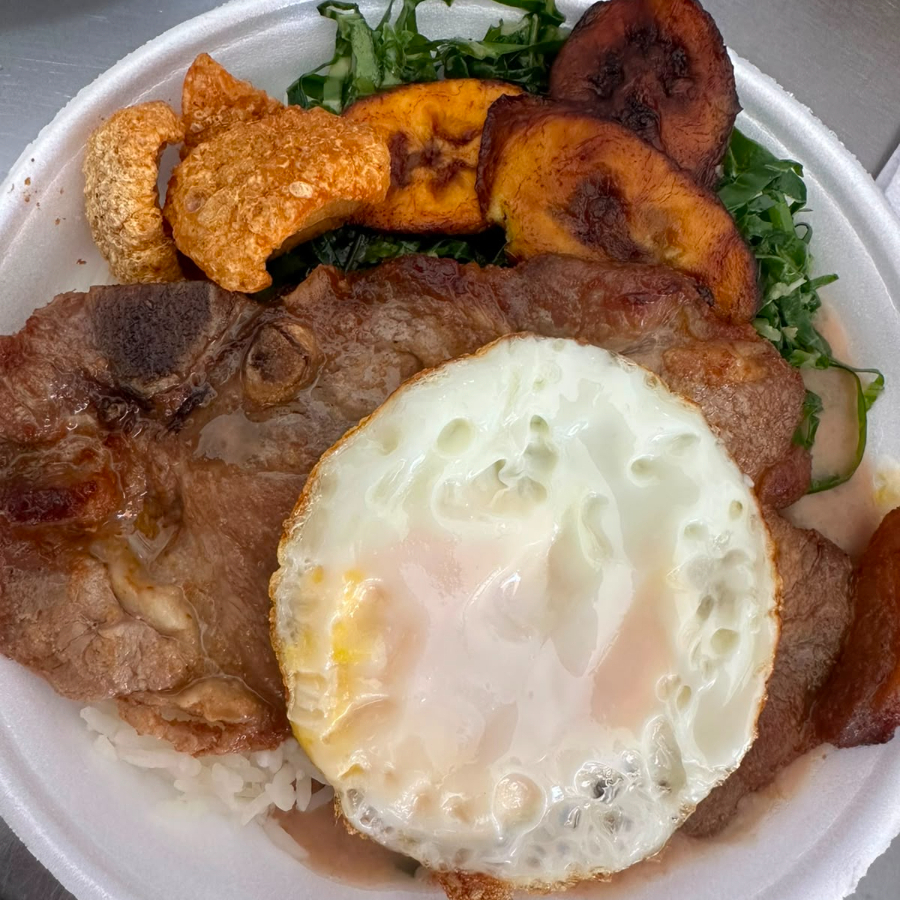 Arroz soltinho, tutu à mineira cremoso, bisteca de copa lombo suculenta, ovo frito, couve ao alho, banana-da-terra frita e torresmo crocante. Comida mineira raiz, farta e cheia de sabor. Pediu, se apaixonou! 🤎🔥