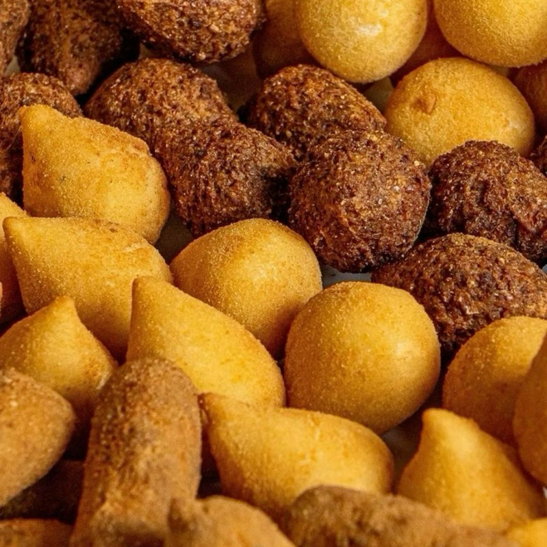 10 coxinhas, 10 quibes, 10 risoles, 10 bolinhas de queijo