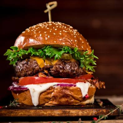 Pão, Queijo, Hamburguer Artesanal de Costela (150g), Ovo Frito, Presunto, Bacon, Alface, Tomate, Cebola Roxa, Molho Especial da Casa.