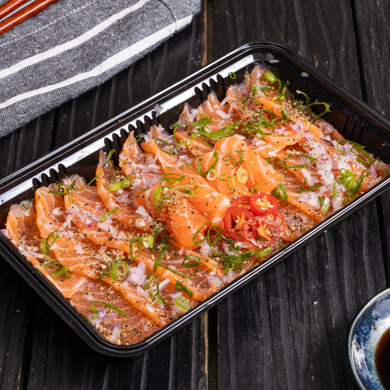 20 fatias finas de salmão fresco, acompanhadas de cebola roxa, pimenta dedo-de-moça e nosso molho especial da casa. Uma combinação delicada, refrescante e cheia de sabor.