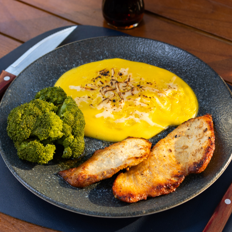 Com brócolis, purê de batata baroa e lascas de parmesão